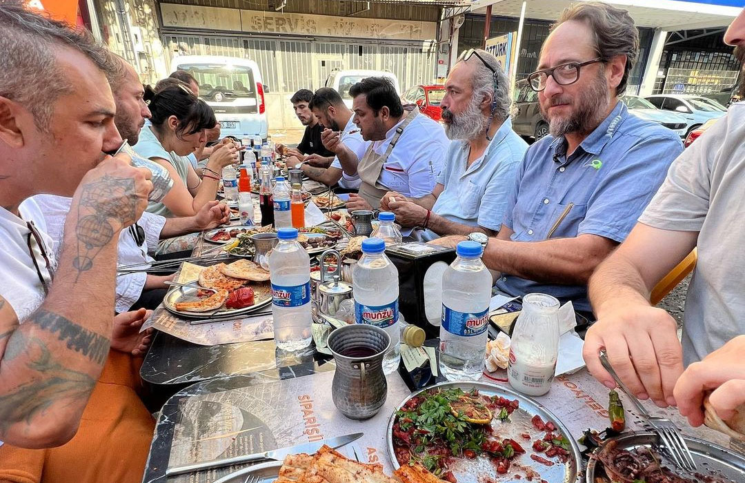 adana serenay sarikayanin basini dondurdu 4