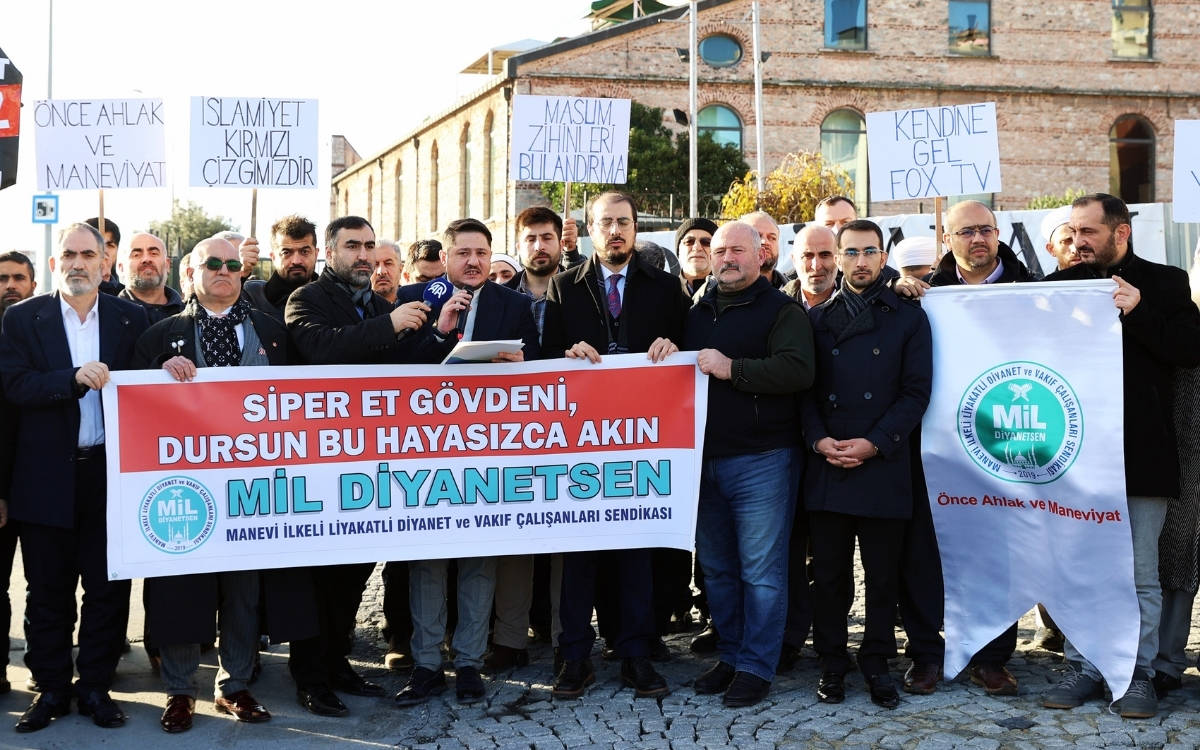 mil diyanet senden kizil goncalar protestosu