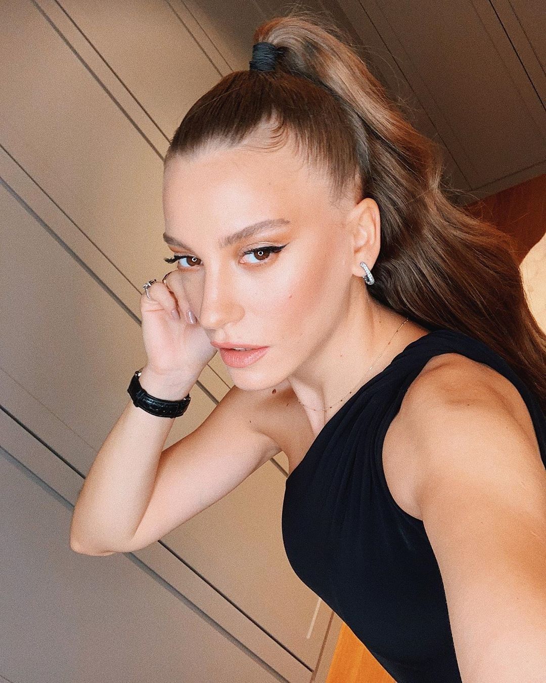 serenay sarikaya sac rengi ve modelleri 2