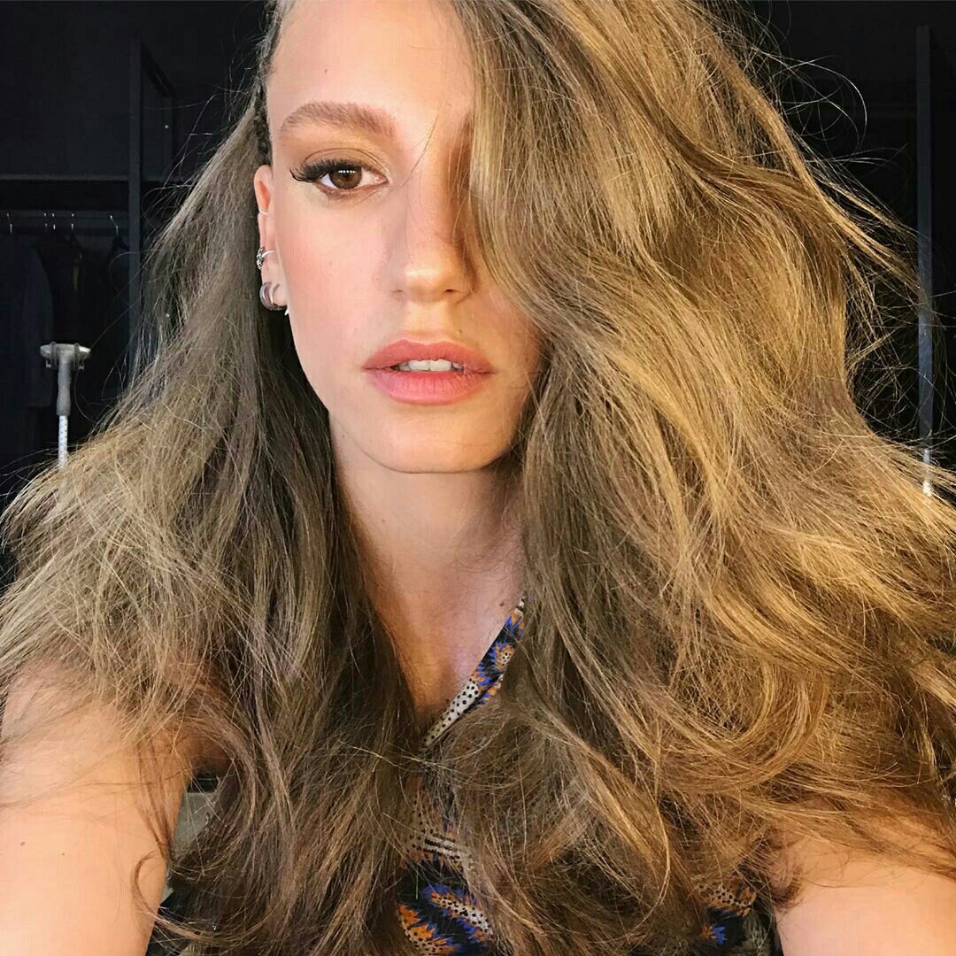 serenay sarikaya sac rengi ve modelleri 3