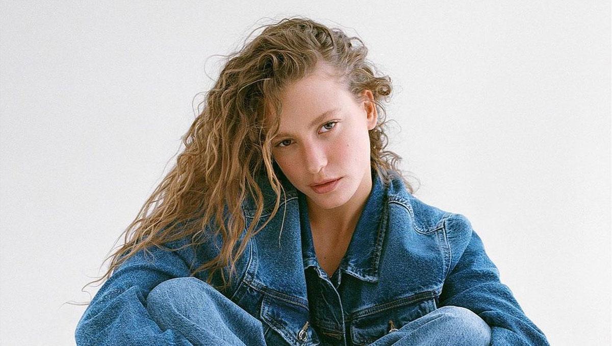 adana serenay sarikaya nin basini dondurdu unlu oyuncu gittigi kebapcida elleriyle yemeklere gomuldu