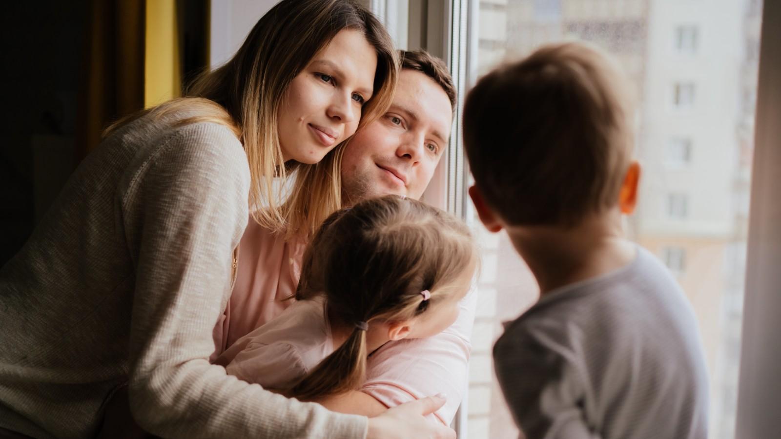 cocuklari mutlu eden en iyi anne ve baba davranislari