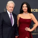 esi icin tehlikeyi goze aldi catherine zeta jones icin genc kalmak isteyen michael douglas harekete gecti