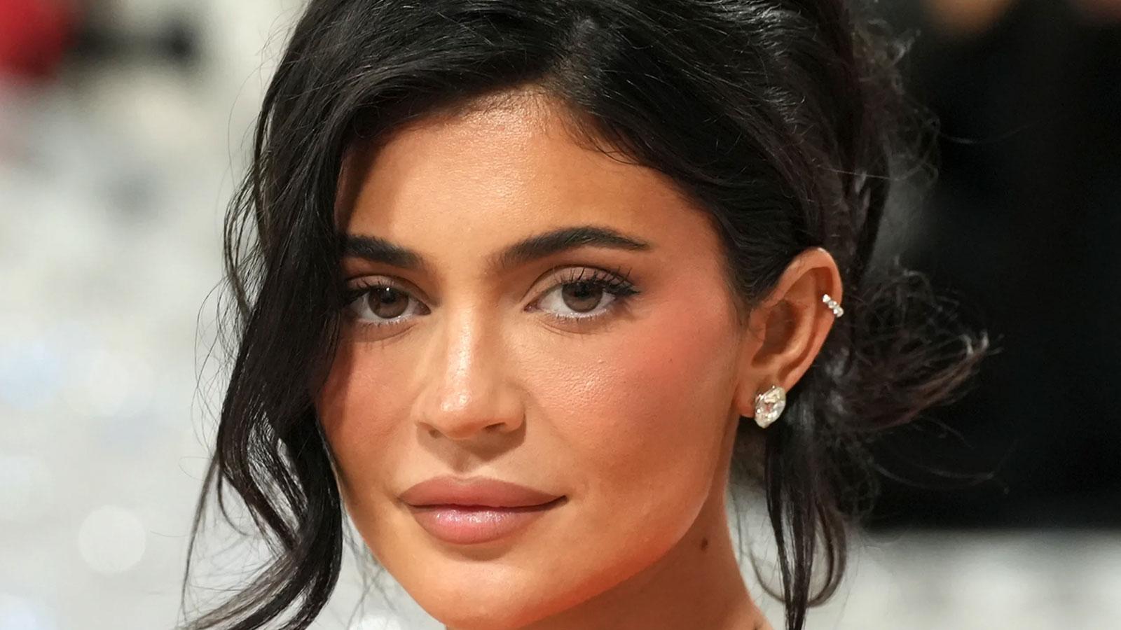 israil paylasimi 5 saatte 1 milyon takipci kaybettirdi hemen sildi kylie jenner ve beckhamlarin gelininden savas paylasimi