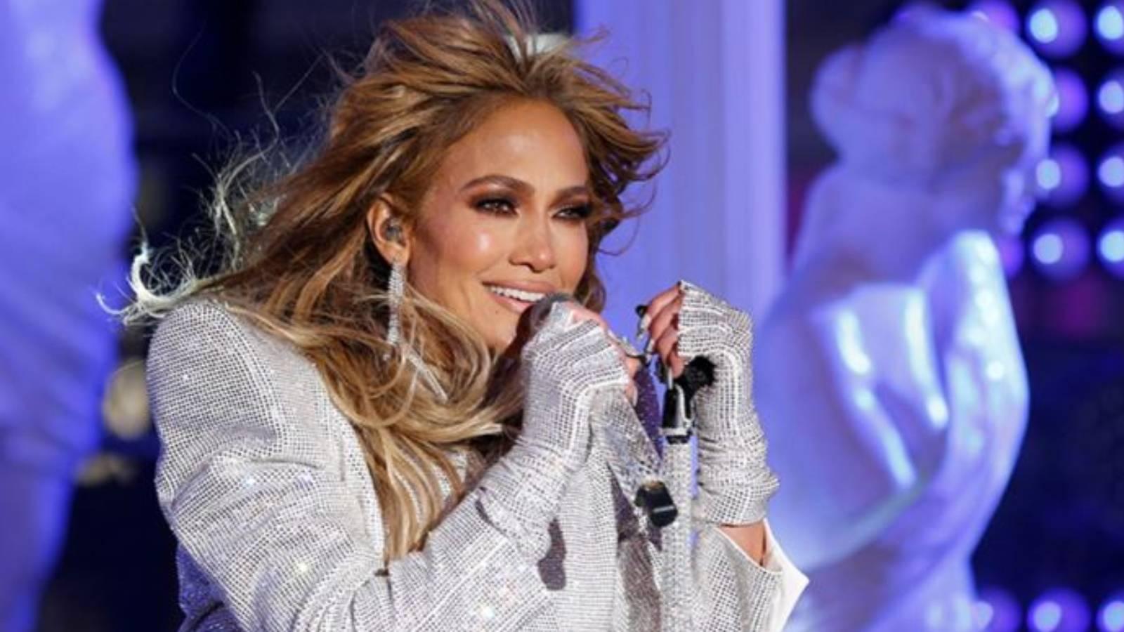 jennifer lopez den hayranlarini sasirtan karar sizi hayal kirikligina ugrattigim icin cok uzgunum