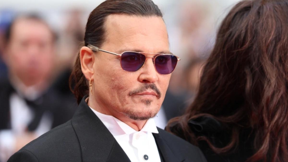 johnny depp jeanne du barry icin yedi dakika ayakta alkislanarak cannes a geri dondu