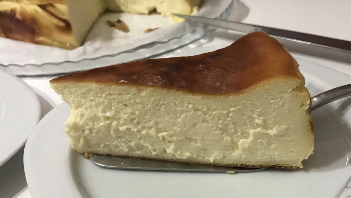 kafelerin vazgecilmez tatlisini mutfaginiza tasiyin servis etmeye sabirsizlanacaginiz yumusacik san sebastian cheesecake tarifi