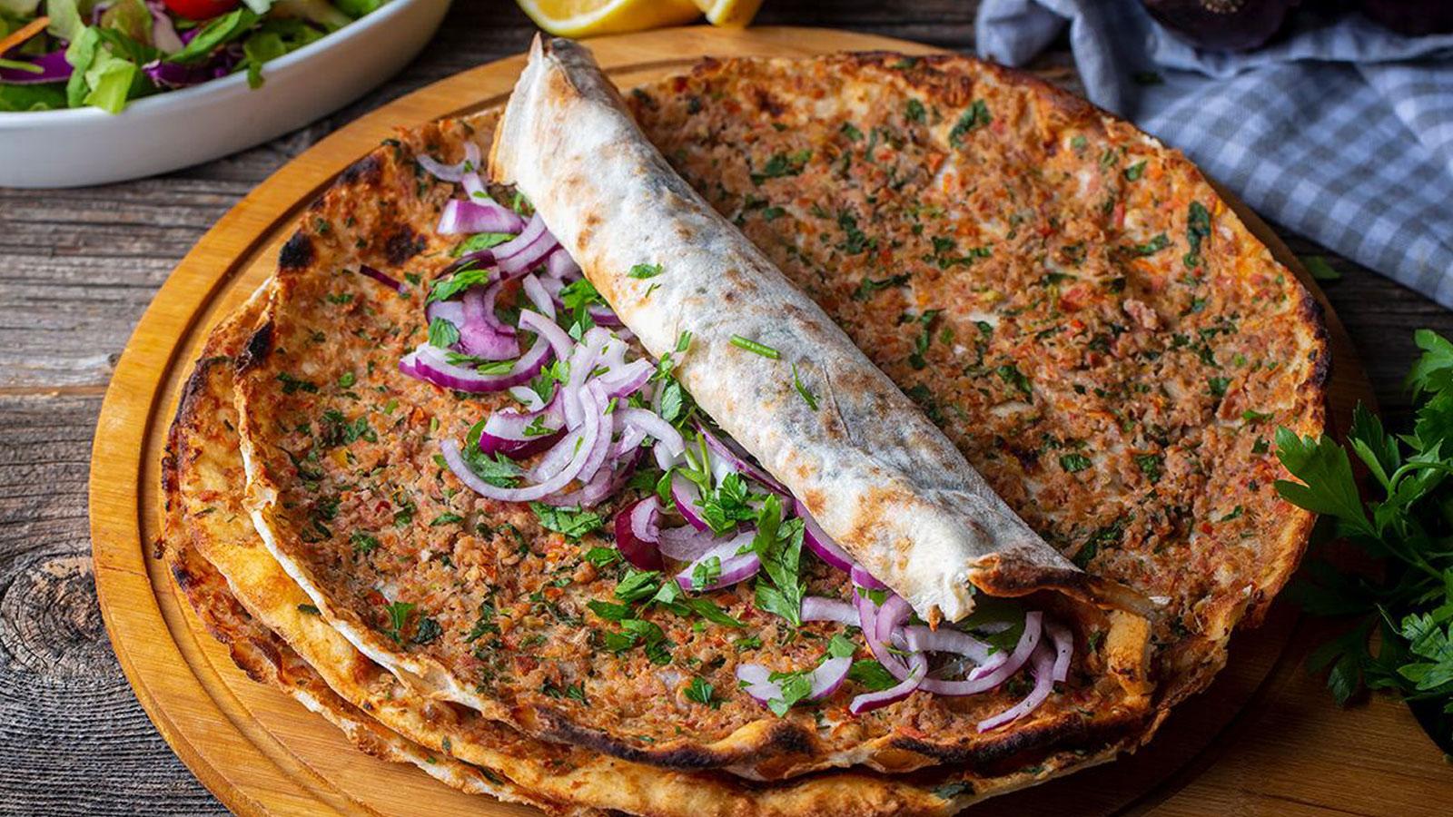 lahmacunun yanina ne gider hangi corba tatli ve icecek yakisir