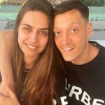 mesut ozil ve esi amine gulse depremzede cocuklar icin kollari sivadi