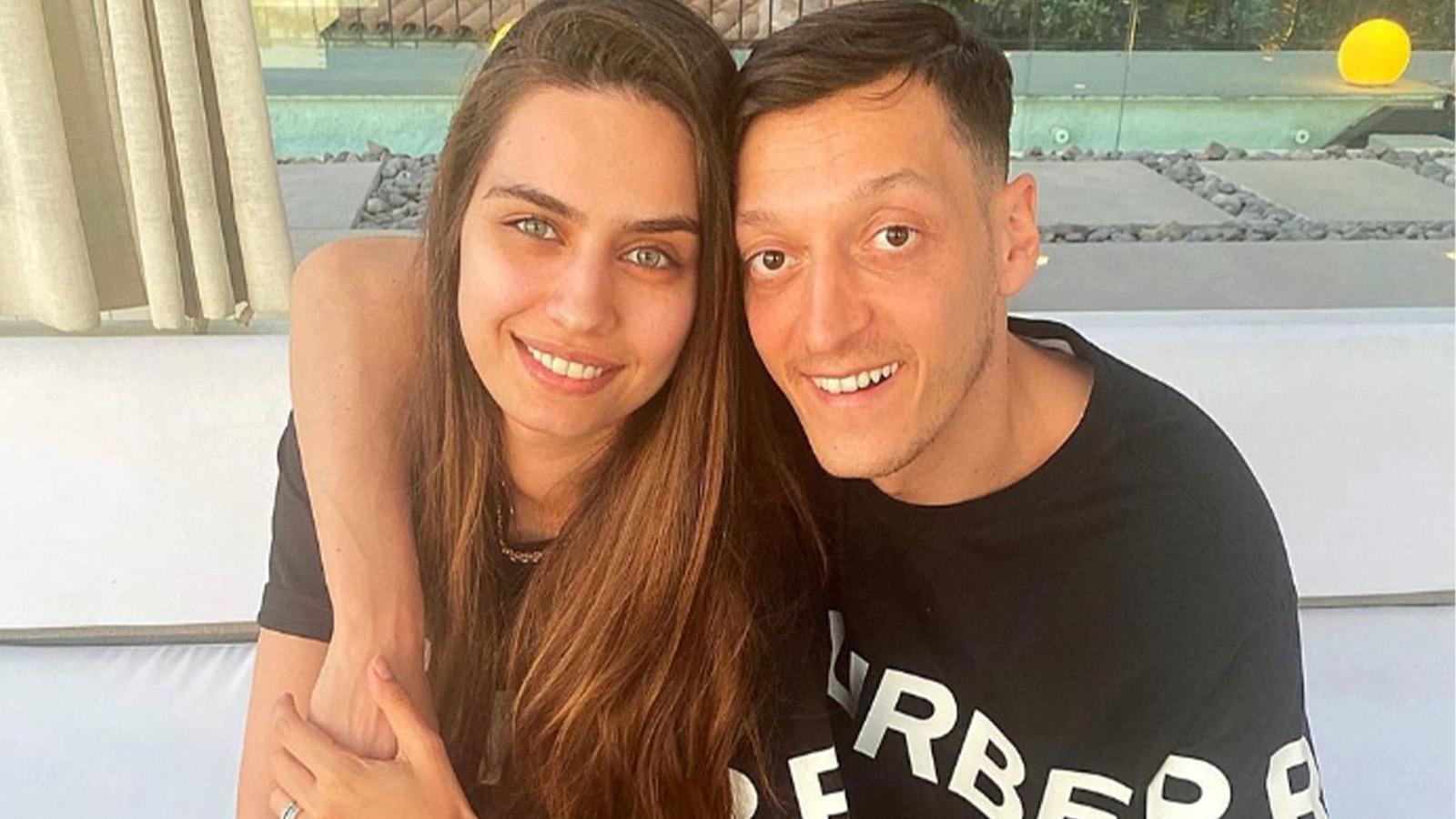 mesut ozil ve esi amine gulse depremzede cocuklar icin kollari sivadi