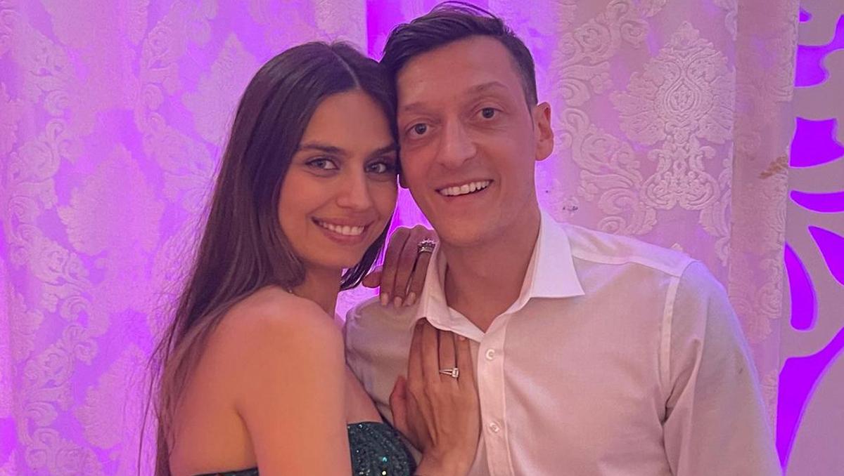 mesut ozilden esi amine gulseye romantik kutlama iyi ki varsin