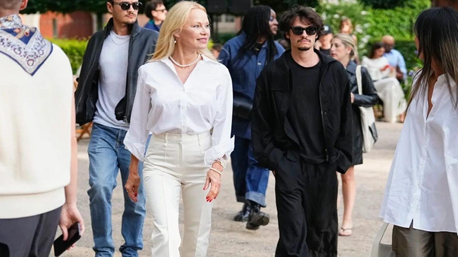 pamela anderson a kopenhag moda haftasi nda ogullari eslik etti