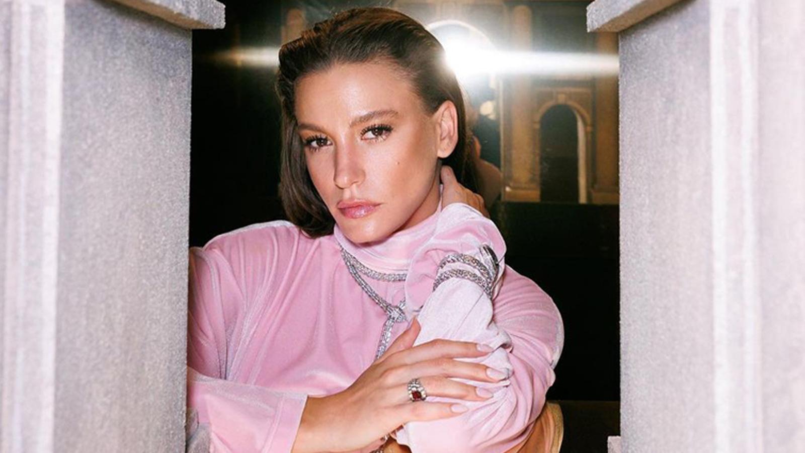 serenay sarikaya iki odul aldi sevinc cigliklari guldurdu