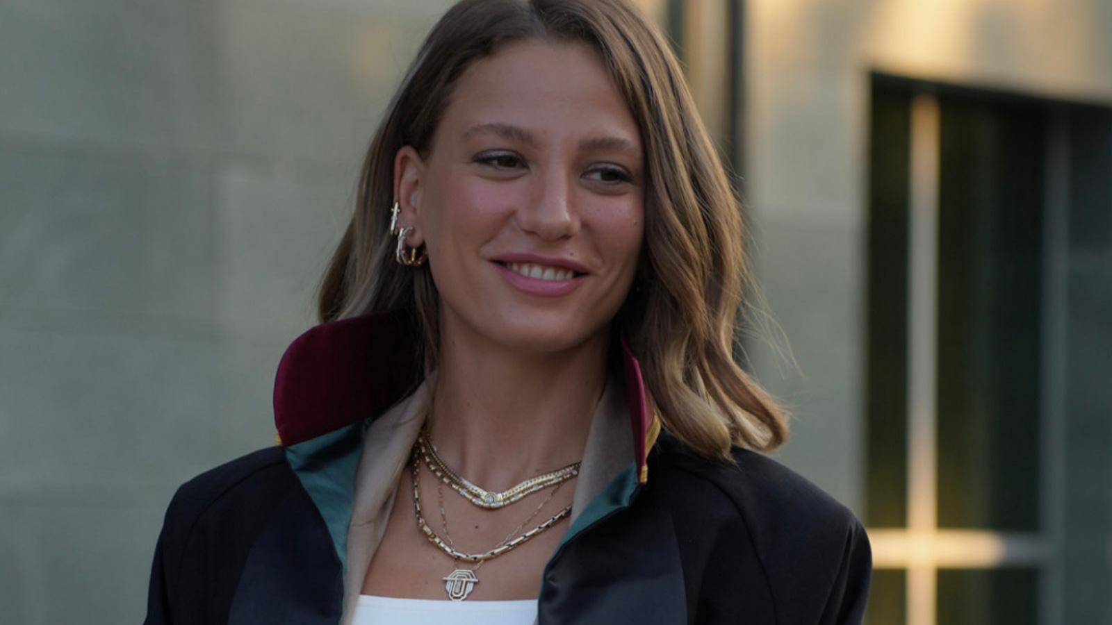 serenay sarikaya yeni dizisiyle kamera karsisina gecmeye hazirlaniyor