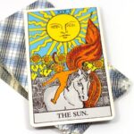 tarot falinda gunes kartinin anlami yarinlara umutla bakilacak parlak ve ferah bir hayati temsil eder