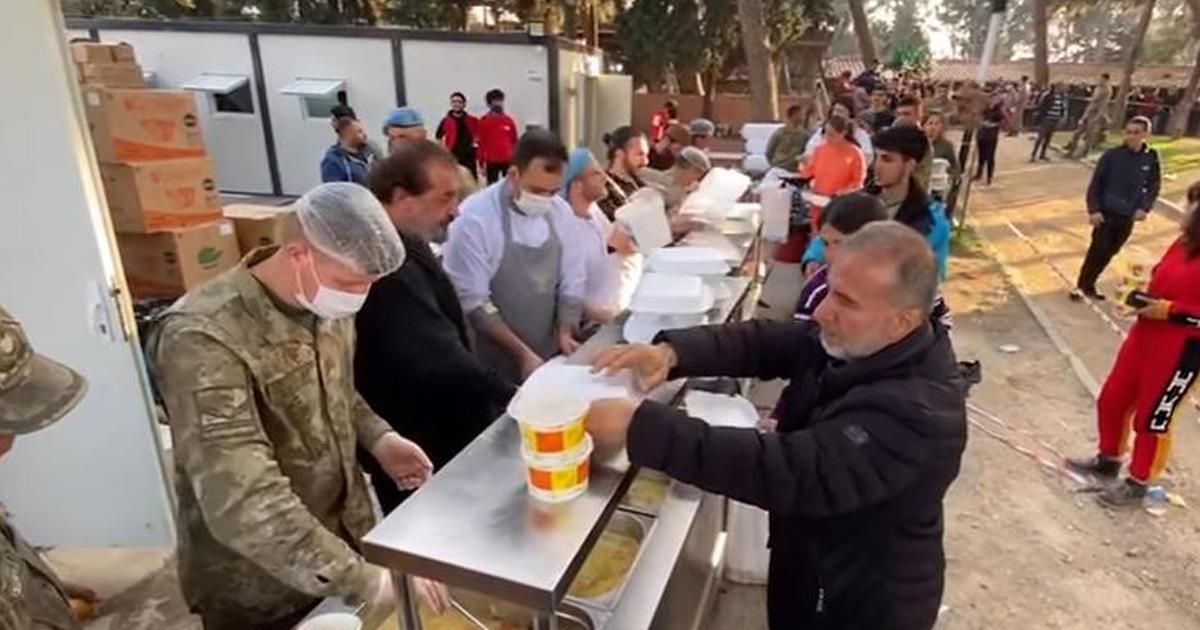 unlu sef mehmet yalcinkaya askerlerle beraber mutfaga girdi yemek pisirdi