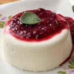 uzerindeki bogurtlen sosunun tadina doyum olmuyor enfes sutlu panna cotta tatlisi