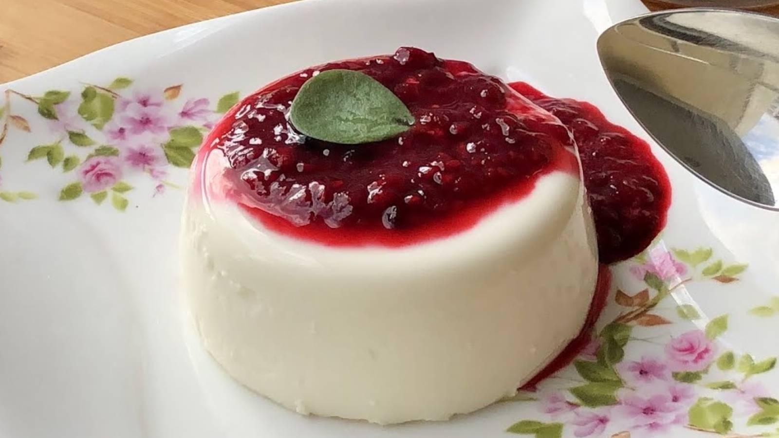 uzerindeki bogurtlen sosunun tadina doyum olmuyor enfes sutlu panna cotta tatlisi