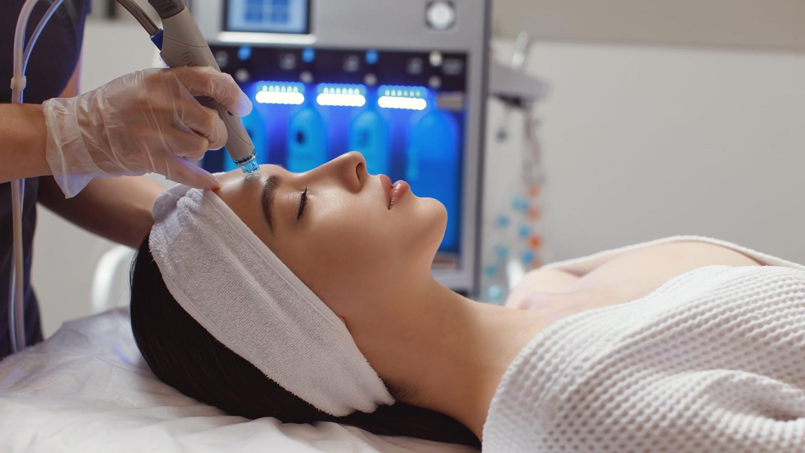 yaslanma karsiti bakim yontemi olan hydrafacial nedir cildiniz icin etkili ve guvenilir bir secenek