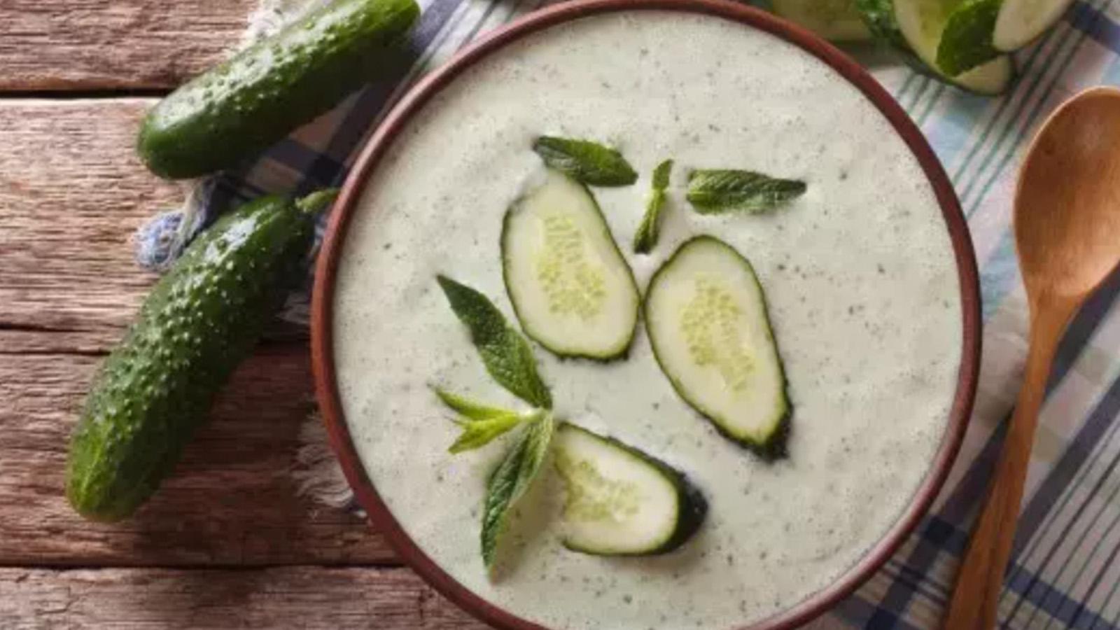 yaz ayinin serinleten lezzeti soguk salatalik corbasi nasil yapilir tadina doyamayacaksiniz