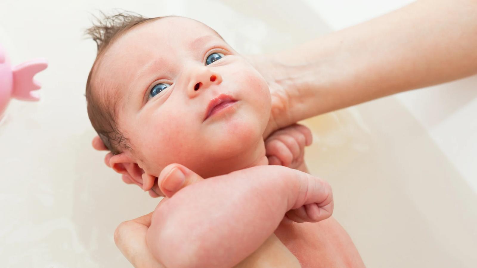 yeni annelere banyo sonrasi bebek bakimi tuyolari pamuklara sarilmis gibi