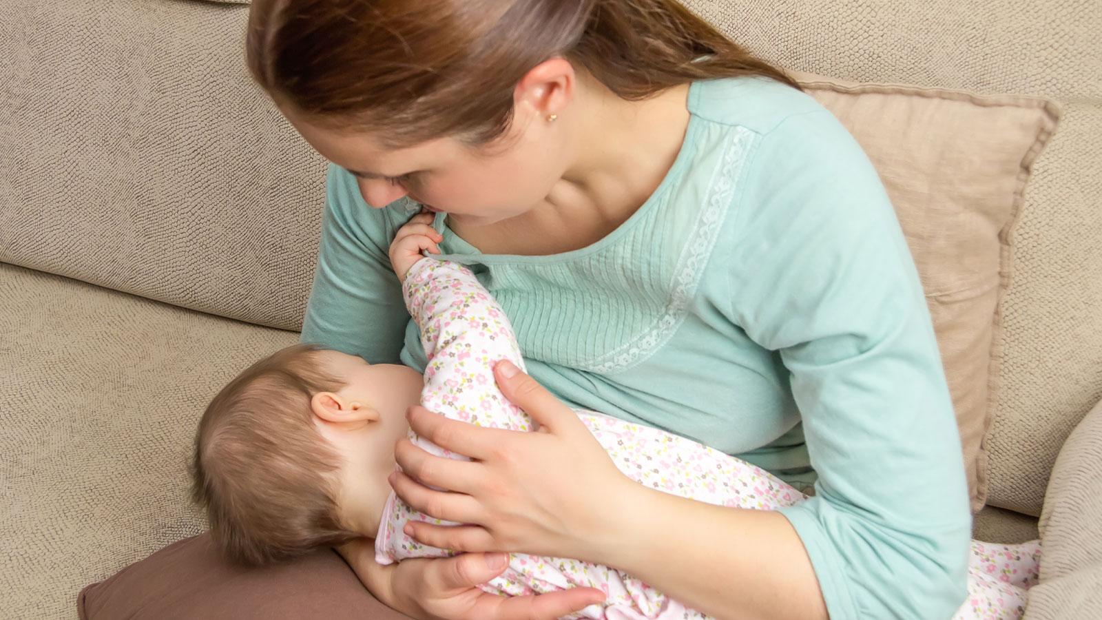 yeni dogum yapmis anneler mutlaka bilmeli anne sutunu mililitrelerce artiriyor