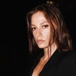 yilin stil sahibi secilen serenay sarikaya yesil panduf terlikleriyle havaalaninda goruntulendi