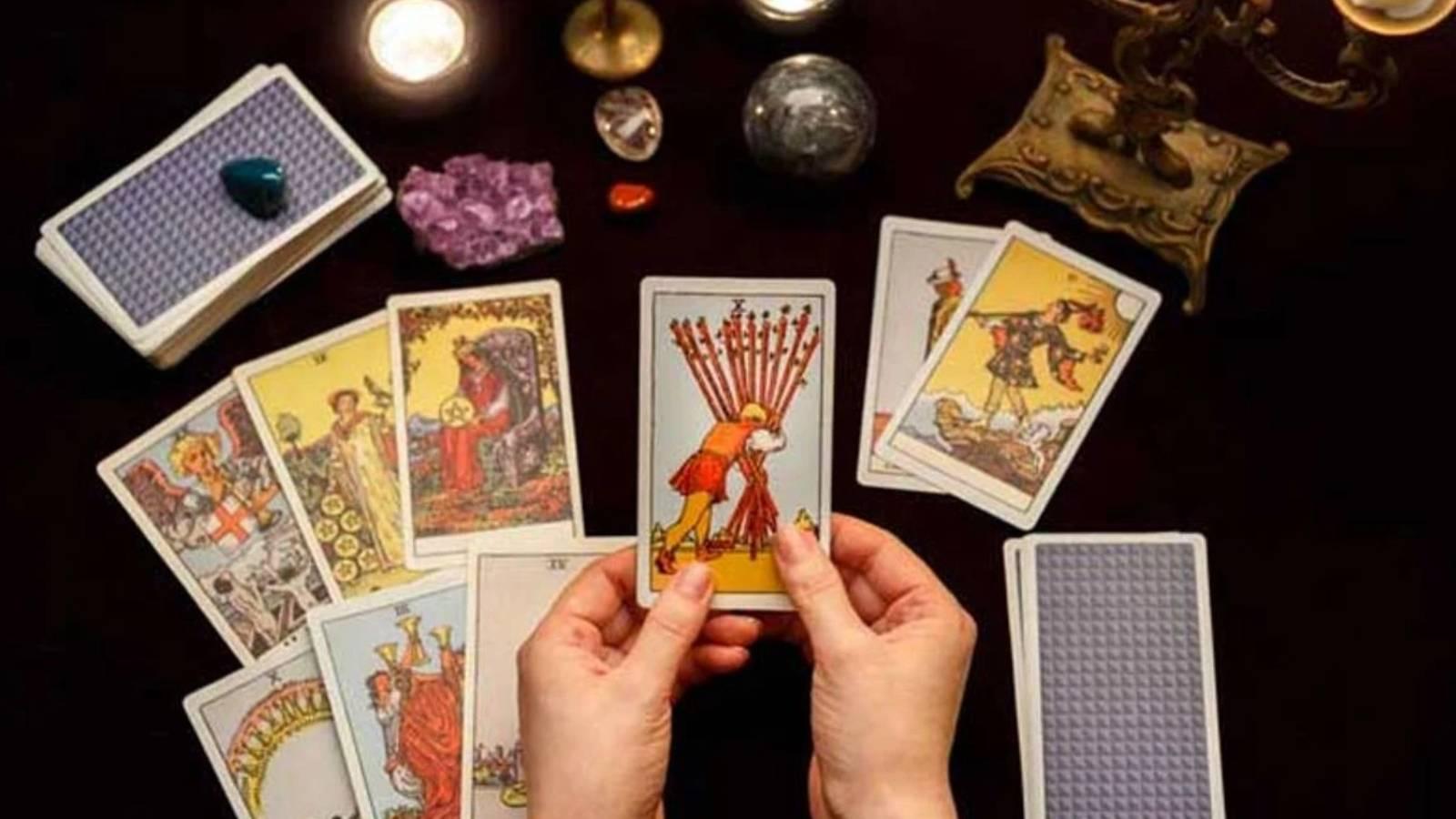 5 kasim 2024 sali gunluk tarot fali koctan balika tum burclari bekleyen surprizler