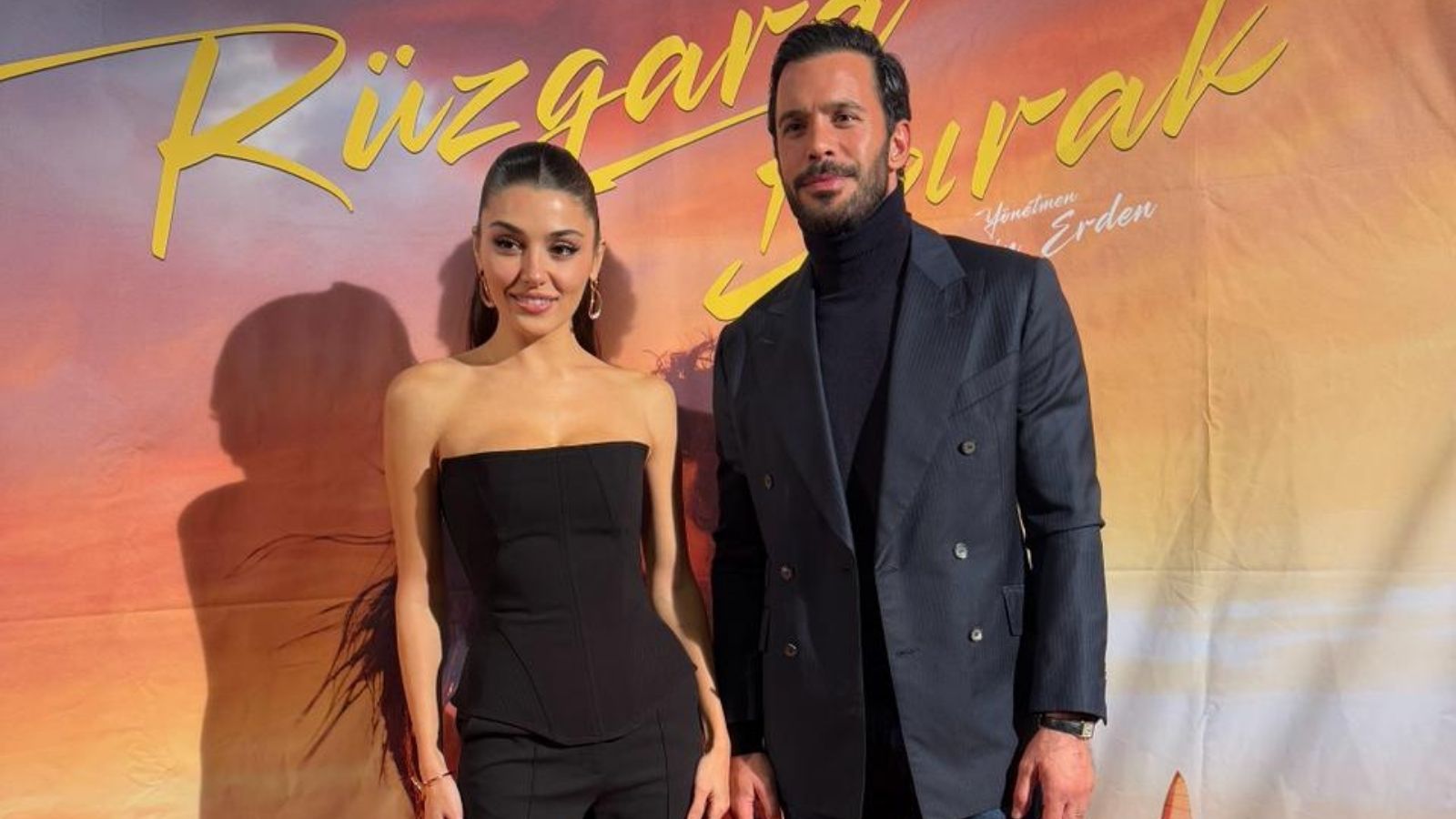 Hande Erçel ve Barış Arduç Rüzgara Bırak filminin Berlin galasında yoğun ilgi gördü!