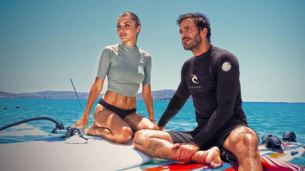 Hande Erçel ve Barış Arduç’un başrollerini paylaştığı Rüzgara Bırak filminden yeni kareler! 