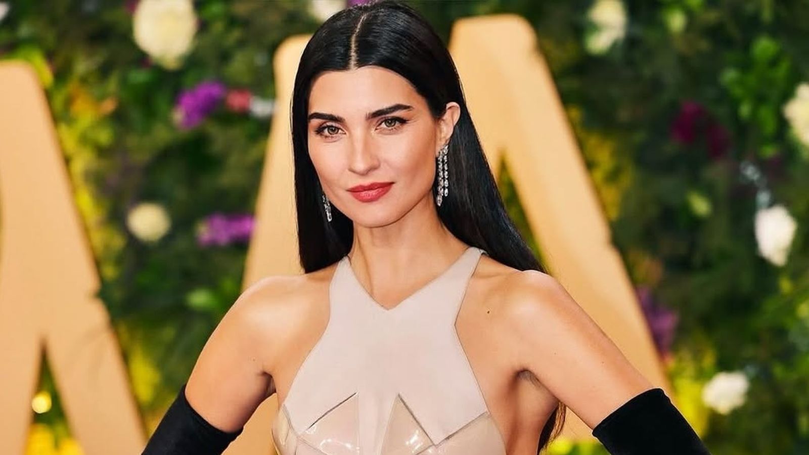 Tuba Büyüküstün Joy Awards ödül gecesinde dikkatleri üzerine çekti!