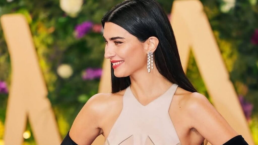 Tuba Büyüküstün Joy Awards ödül gecesinde dikkatleri üzerine çekti! 