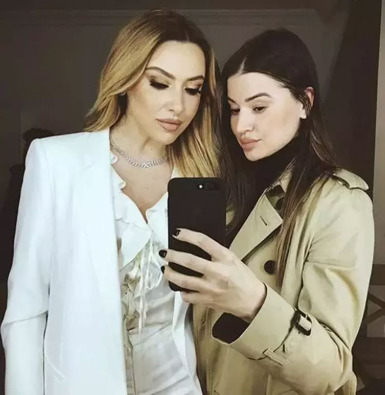 Hadise ve Derya Açıkgöz