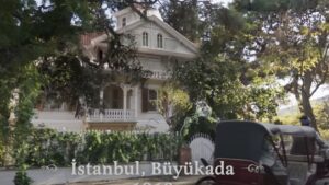 Cevat Şakir Kabaağaçlı’nın ailesi ile birlikte yaşadığı köşk