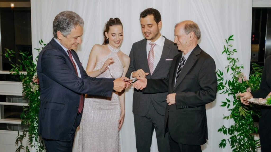Ünlü oyuncu Ezgi Şenler’in mutlu günü! Çocukluk aşkı Ömer Gürgen ile nişanlandı