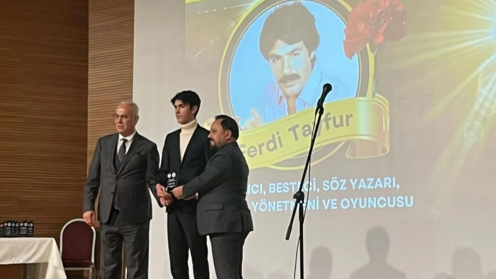 Ferdi Tayfur’un oğlu Taha babasının gençlik yıllarını aratmadı! 