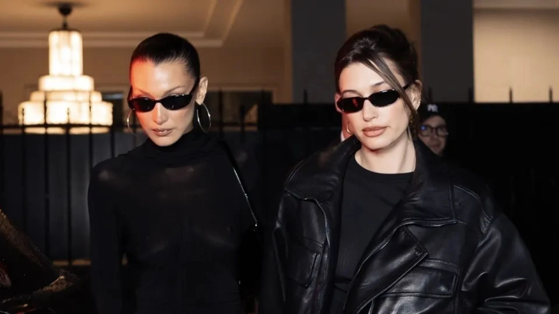 Hailey Bieber ve Bella Hadid pişti oldu! Saint Laurent'in Paris Moda Haftası’nda aynı kıyafeti giydiler!