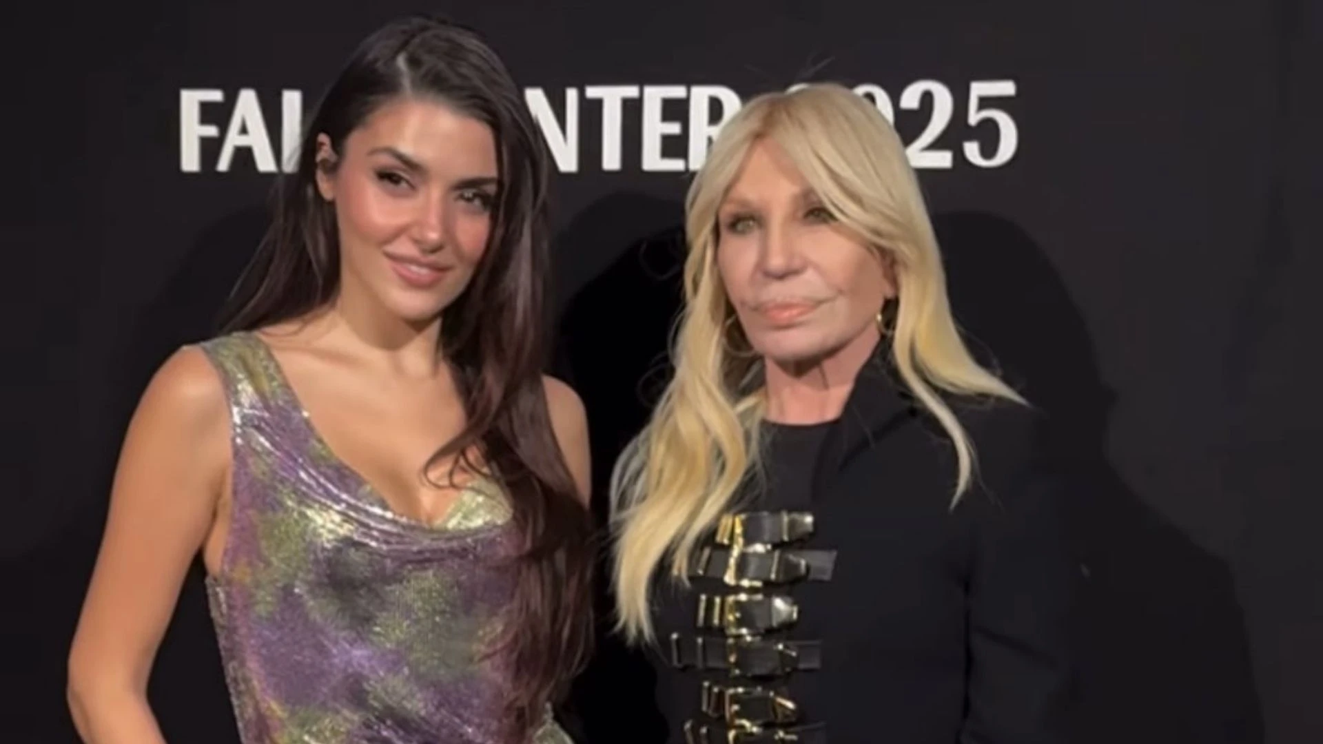 Hande Erçel Milano moda haftasında Versace defilesinde Donatella Versace