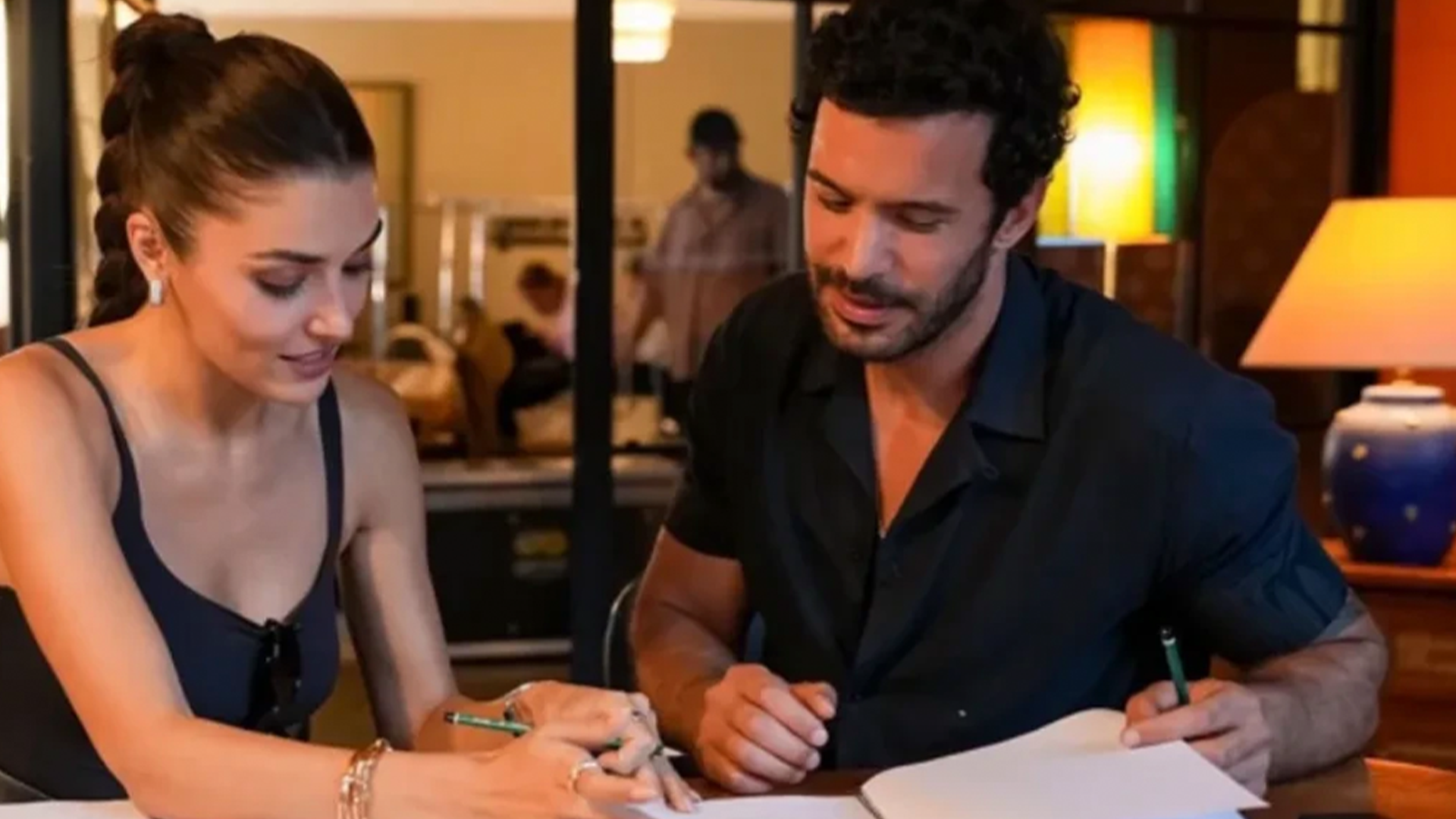 Hande Ercel ve Baris Arducun sahneleri sosyal medyayi ayaga kaldirdi Allah Gupseye sabir versin