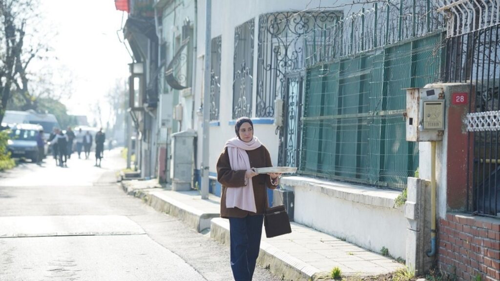 Kızılcık Şerbeti dizisinin son bölümündeki kıyafetleri ve fiyatları