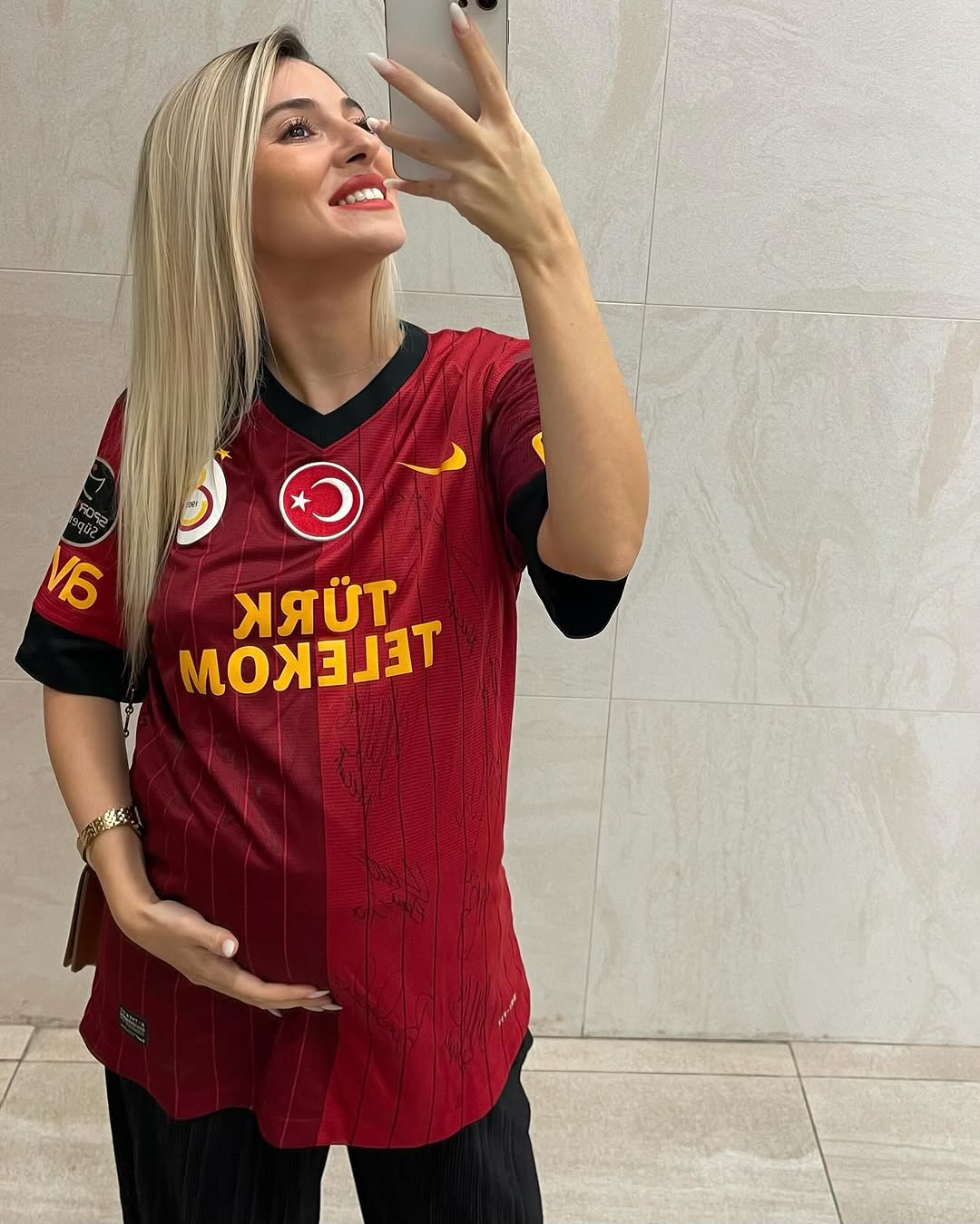 Minik taraftarimiz da mac heyecanina ortak ilk derbi heyecanimiz Takimlar farkli heyecan ayni Dostluk kazansin ama tahminleri alalimBenim oyum belli Galatasaray Besiktas DerbiGunu AileAnlari