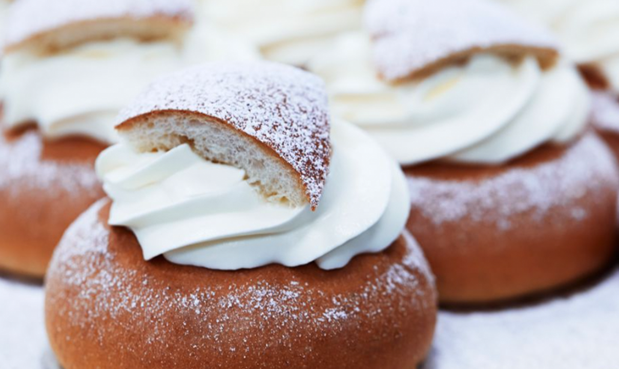 Yiyeni sasirtan Isvec kralini olduren tatli Tarcin ve bademle yapiliyor yiyenler mest oluyor Semla tatlisi 1 1