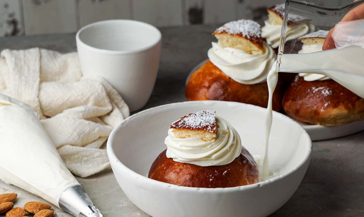 Yiyeni sasirtan Isvec kralini olduren tatli Tarcin ve bademle yapiliyor yiyenler mest oluyor Semla tatlisi 6