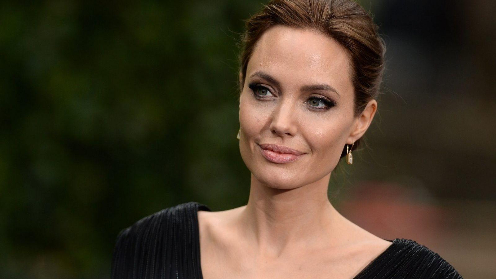 angelina jolie plastik cerrah ariyor bana bu dunyadaki en iyi estetik doktorunu bulun