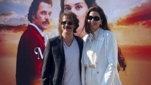 berguzar korel ve mehmet gunsur cannes dan yeni pozlar paylasti