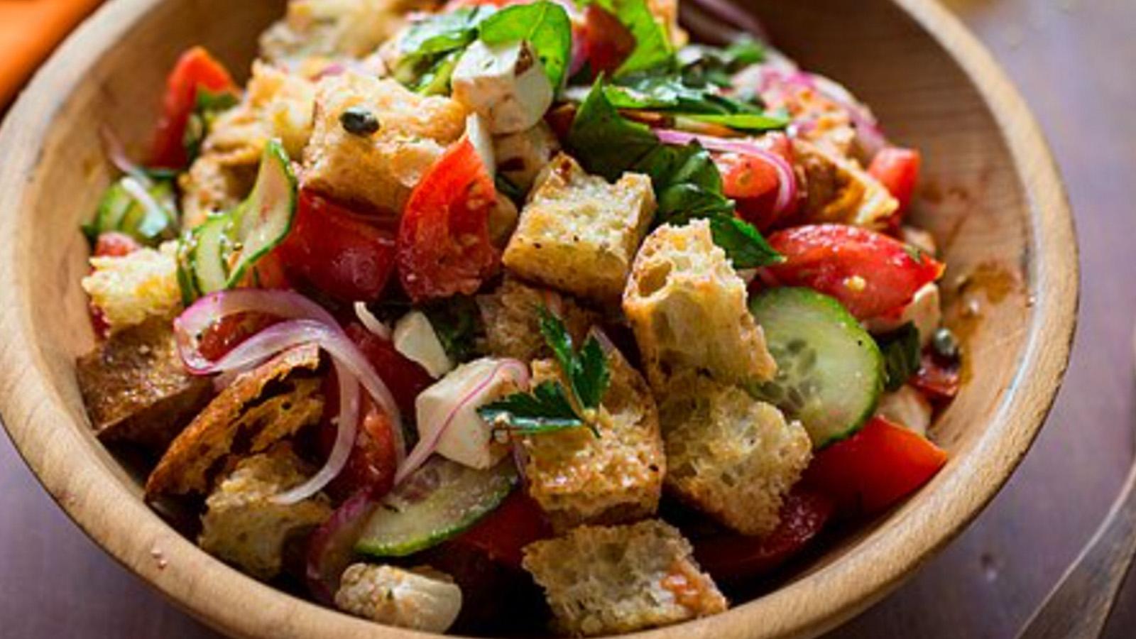 bu tarif icin ekmek bayatlatilir italyanlarin meshur sokak lezzeti panzanella tarifi