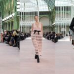 grand palais teki chanel defilesi ilkbahar yaz 2025 koleksiyonuyla goz kamastirdi