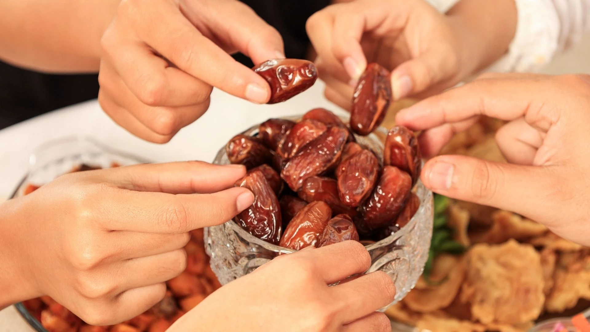 iftar sofrasında mutlaka bulunmalı, iftarı hurmayla açmak için 7 neden