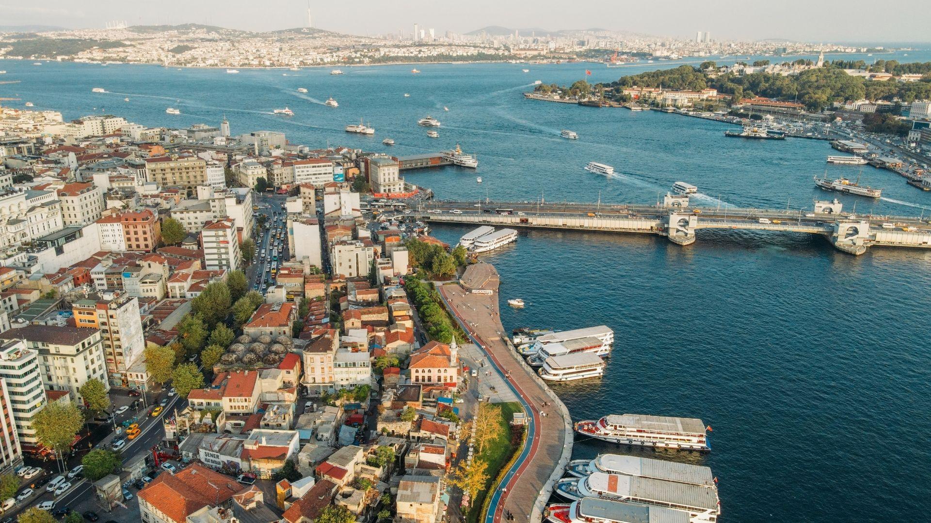 istanbul un en guzel yerlerinden biri olan karakoy de kahvalti mekanlari