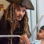 johnny deppten surpriz ziyaret kaptan jack sparrow kiliginda hasta cocuklari sevindirdi